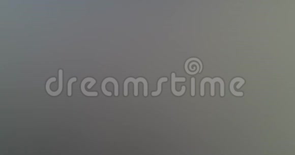 空中基辅降落在城市上空的雾中视频的预览图