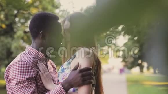 在城市公园里快乐的跨种族夫妇视频的预览图