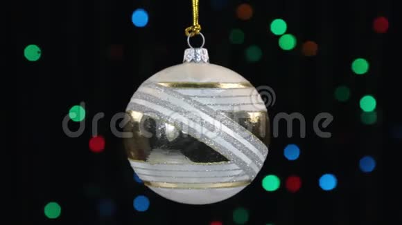 圣诞装饰品球挂在背景上闪烁的灯光视频的预览图