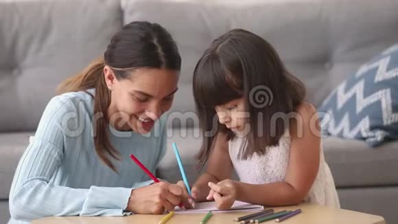 妈妈或者保姆和小女孩在家画画视频的预览图