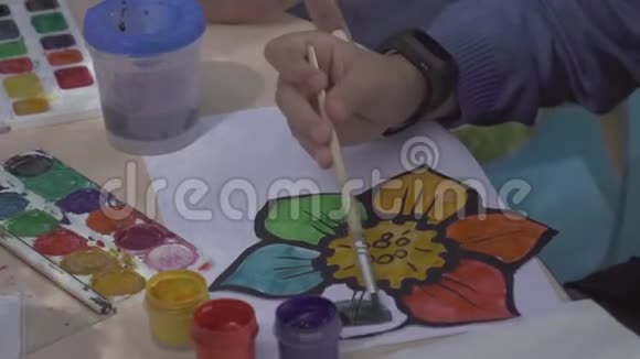 九岁的小女孩用水彩画画视频的预览图