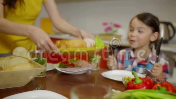 小女孩在吃家庭晚餐视频的预览图