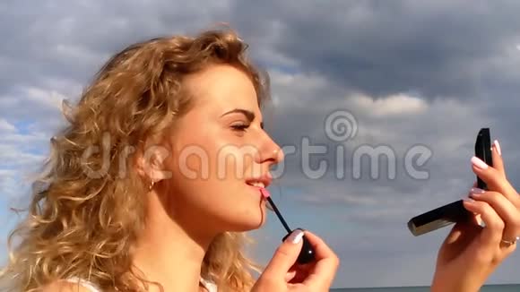 美丽的海上背景女孩肖像性感的年轻视频的预览图