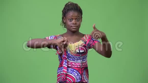 年轻的非洲女人在竖起大拇指和大拇指之间做出选择视频的预览图