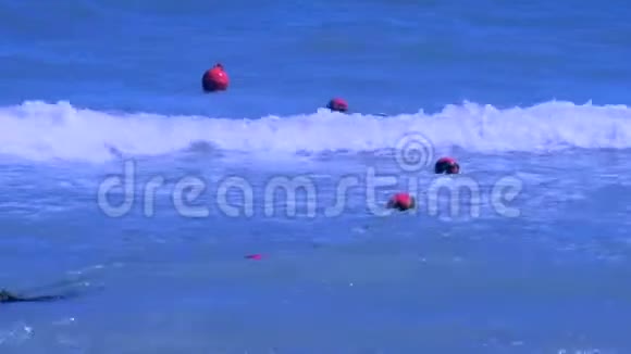 夏天红色的浮标漂浮在海面上视频的预览图