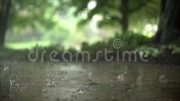 美丽的慢动作接近稳定令人满意的倾盆大雨落在路面沥青混凝土道路上视频的预览图