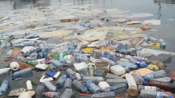 环境污染塑料瓶袋子河里的垃圾垃圾和漂浮在水中的污染视频的预览图