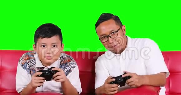 男孩和父亲一起赢得了电子游戏视频的预览图
