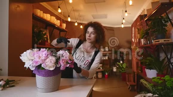 花商准备了一束鲜花出售给相爱的顾客花卉设计花卉艺术花卉创作视频的预览图