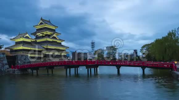 日本松本市的松本城堡夜间时光流逝视频的预览图