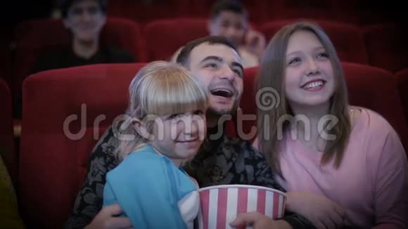 家庭在电影院视频的预览图