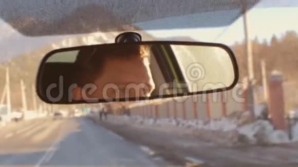 人在开车后视镜反射面农村山区日落日出时间视频的预览图