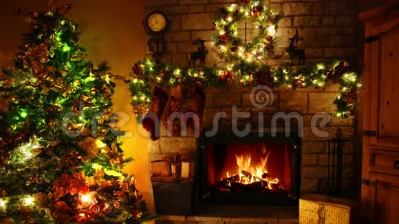 美丽的4k射柴火火焰燃烧壁炉循环在舒适的节日圣诞树新年装饰诺尔房视频的预览图