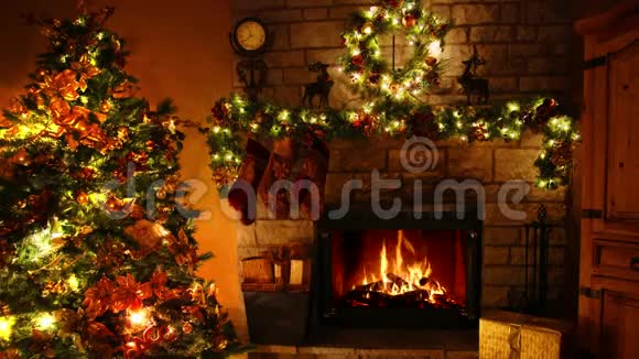 华丽的4k木柴火焰燃烧壁炉圈在温馨的圣诞树新年装饰诺尔房间视频的预览图