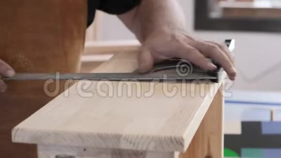 一个留胡子的人在他的车间工作专业木匠人与树共事木匠把视频的预览图