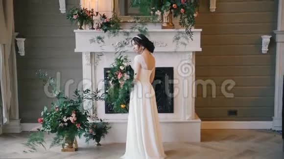 新娘穿着白色连衣裙花束在荒凉的地方视频的预览图