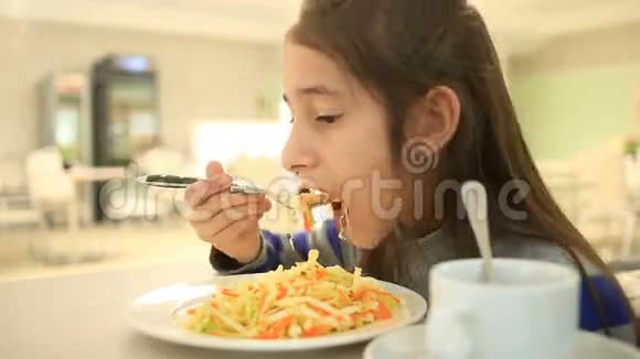 小孩在一家餐馆吃素菜色拉视频的预览图