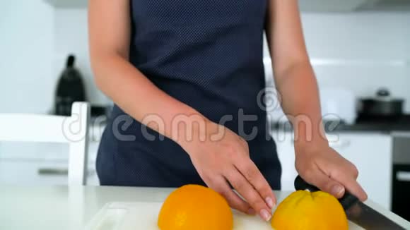 女人在现代化的厨房里切橘子视频的预览图