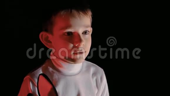 男孩看动画片有时孩子看起来很害怕儿童面部低调照明视频的预览图