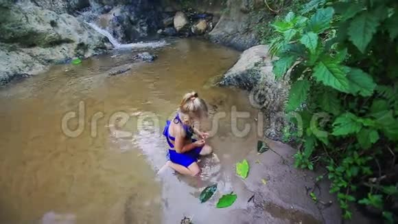 小女孩栖息在水中有叶子视频的预览图