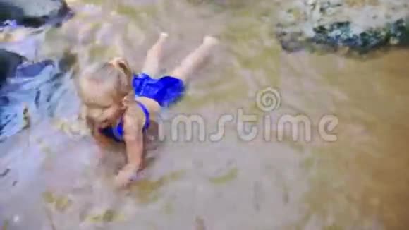 小金发姑娘在浅潭里游泳视频的预览图