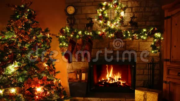 在温馨的圣诞树新年装饰诺尔房里一张漂亮的4k木柴火焰燃烧的壁炉圈视频的预览图