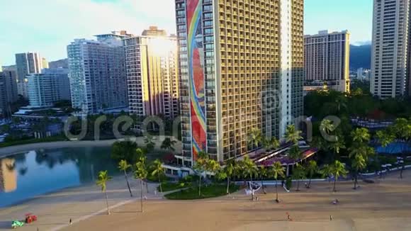 美丽的空中无人机4k飞人全景现代城市大城市摩天大楼建筑豪华旅游胜地海洋视频的预览图