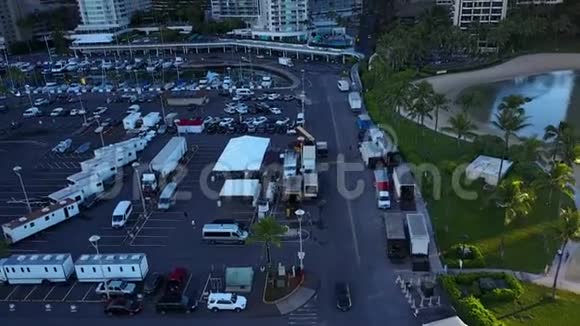 大型现代度假建筑城市中大型城市豪华游艇船港湾港口上空华丽的4k空中无人机飞行视频的预览图