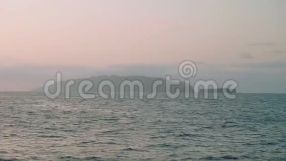 清晨从帆船上俯瞰沙漠美景视频的预览图
