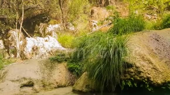 美丽的池塘和瀑布在希腊的波林尼奥视频的预览图