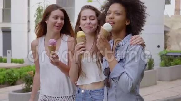 快乐的女人走路吃冰淇淋视频的预览图