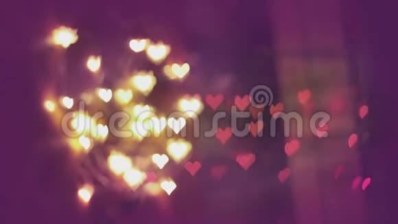 浪漫的情人节在紫罗兰色背景下心形的彩色波克灯视频的预览图