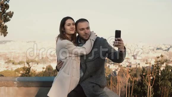 年轻漂亮的夫妇对照意大利罗马全景拍摄自拍照片快乐的男人亲吻女人和拥抱视频的预览图
