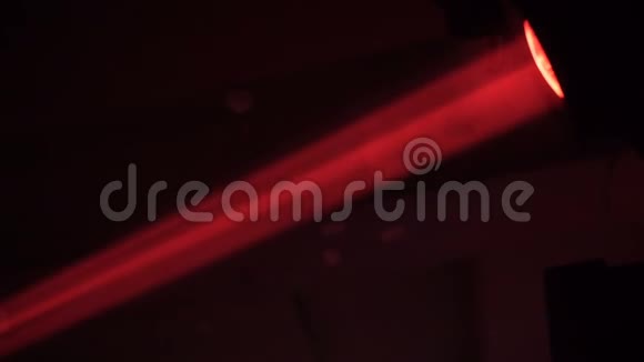 摄像机在黑暗中显示强大的红光激光投影仪视频的预览图