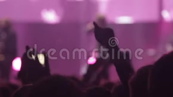 歌手在舞台上表演人们挥舞着手模糊视频的预览图