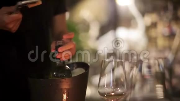 服务员在餐厅的桶里打开一瓶酒1920x1080高清视频的预览图