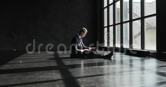 一位男性商人正在一间光线明亮现代的阁楼办公室工作一个专心致志的人在项目上工作视频的预览图