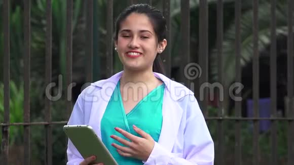 年轻护士或女医生说话视频的预览图