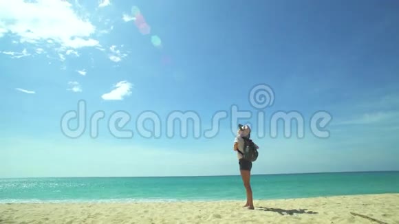 海滩上的女孩和飞机起飞视频的预览图