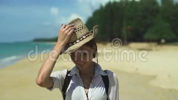 女孩在海滩上给他戴上帽子视频的预览图