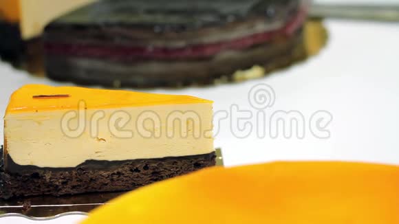 糖果师用巧克力片装饰一块蛋糕视频的预览图
