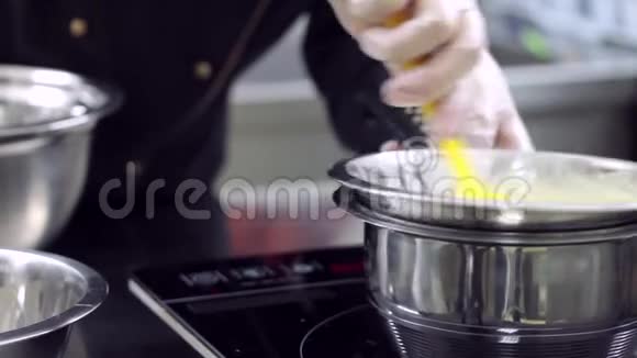 在沸水中融化白巧克力的糖果视频的预览图