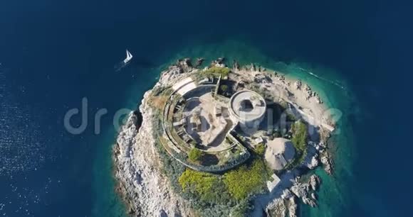 亚得里亚海博卡科托斯卡湾马穆拉岛要塞的鸟瞰图视频的预览图