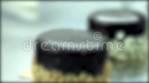 一张桌子上放着两个单份蛋糕镜头开始聚焦再次失去焦点视频的预览图