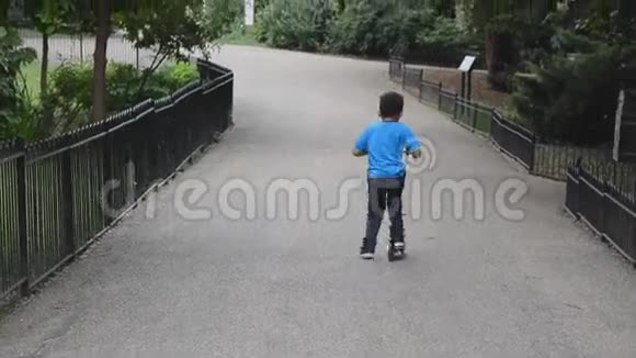 儿童滑板车视频的预览图
