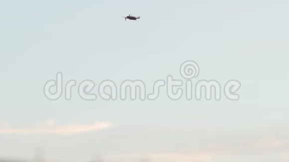 天空中的四架直升机在射击什么视频的预览图