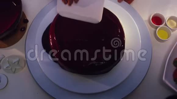 紫罗兰奶油蛋糕顶部是光滑的白色扁平方形塑料卡视频的预览图