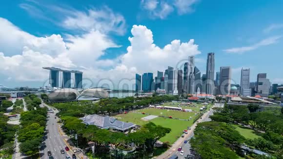 新加坡天际线和观景台摩天大楼在滨海湾的双层视频的预览图