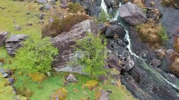 Beara半岛的Gleninchquin瀑布空中飞行射击视频的预览图