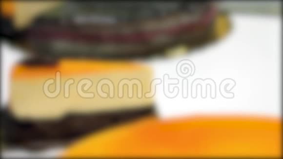 特写一个漂亮的橙色蛋糕躺在桌子上的镜头镜头开始聚焦再次失去焦点视频的预览图
